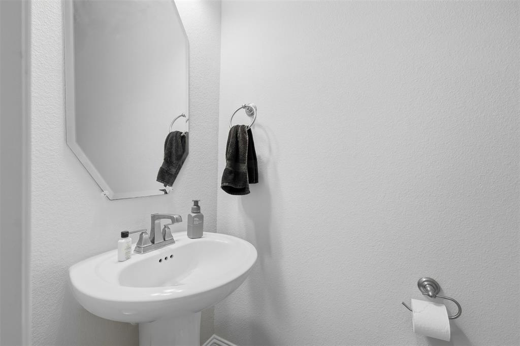 418 Crestview Drive Midlothian, TX 76065 - Photo 19 of 39 Bathroom featuring a sink and a textured wall