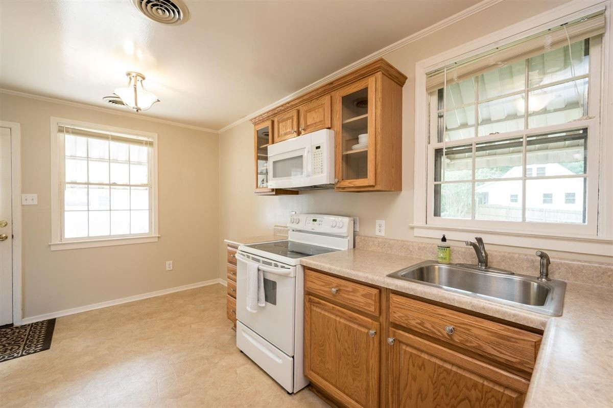 518 Glascock Street Raleigh, NC 27604 - Photo 12 of 17 Eat-in Kitchen