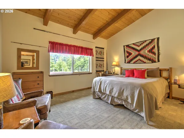$3,200,000 | 94621 North Bank Rogue River Road, Gold Beach, OR 97444