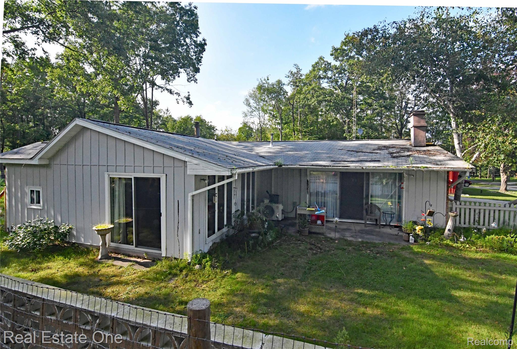 Single-story metal exterior 