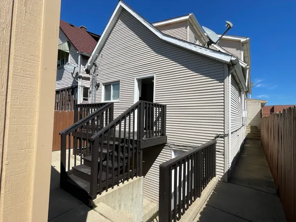 $3,200 | 714 Broadway Avenue, Melrose Park, IL 60160