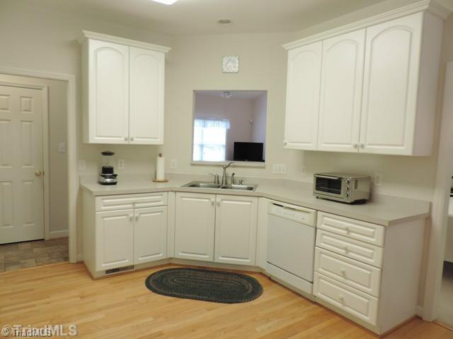 2358 Topaz Lane High Point, NC 27265 - Photo 5 of 16 Kitchen.