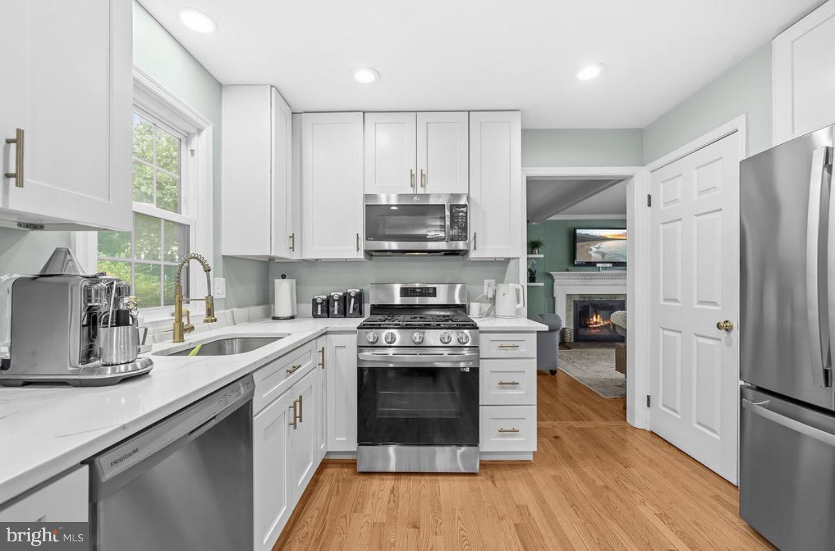 8853 Applecross Lane Springfield, VA 22153 - Photo 5 of 37