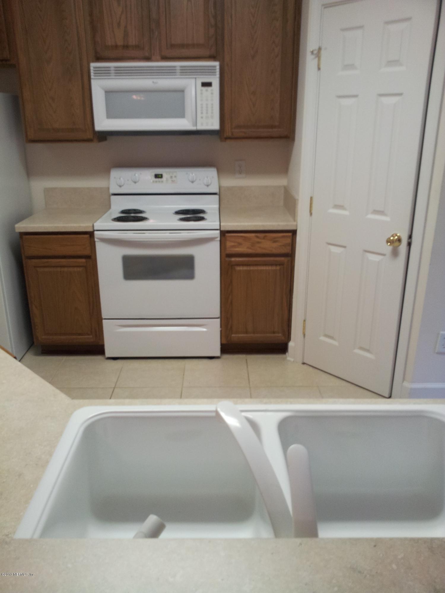 3162 Ravines Road Middleburg, FL 32068 - Photo 4 of 16 a bathroom with a bathtub