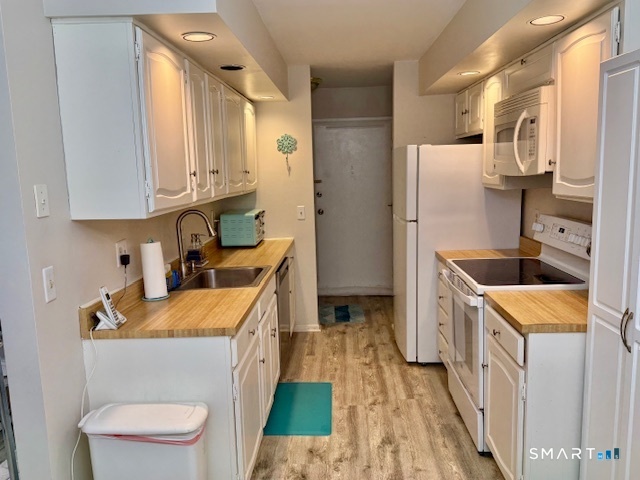 4 Arlington Court, Unit 4 Brookfield, CT 06804 - Photo 4 of 21 a kitchen with a sink stove and refrigerator