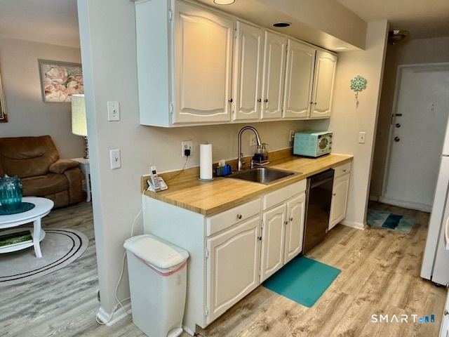 4 Arlington Court, Unit 4 Brookfield, CT 06804 - Photo 5 of 21 a kitchen with a sink stove and cabinets