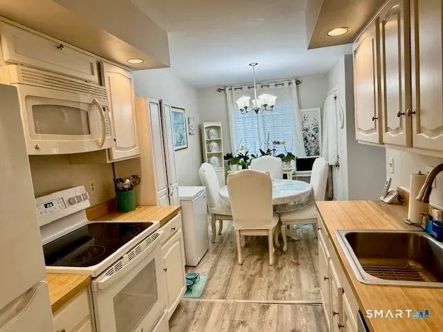 $260,000 | 4 Arlington Court, Unit 4, Brookfield, CT 06804