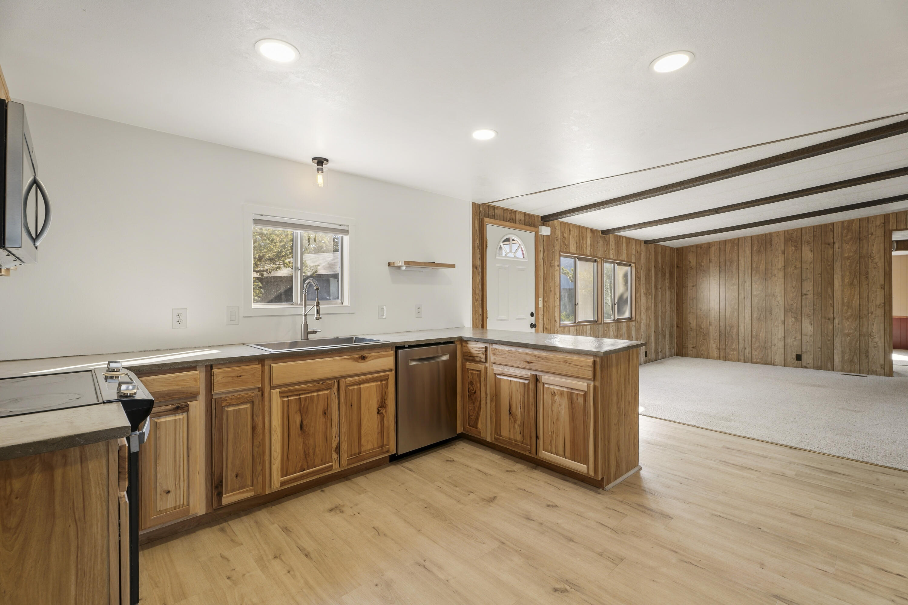 9318 Southwest Panorama Road Terrebonne, OR 97760 - Photo 10 of 44 36-Kitchen