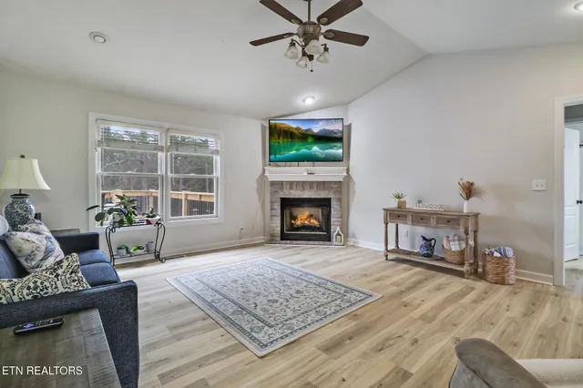 $319,900 | 93 Tower Way, Allardt, TN 38504