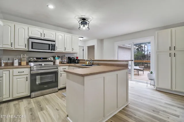 $319,900 | 93 Tower Way, Allardt, TN 38504