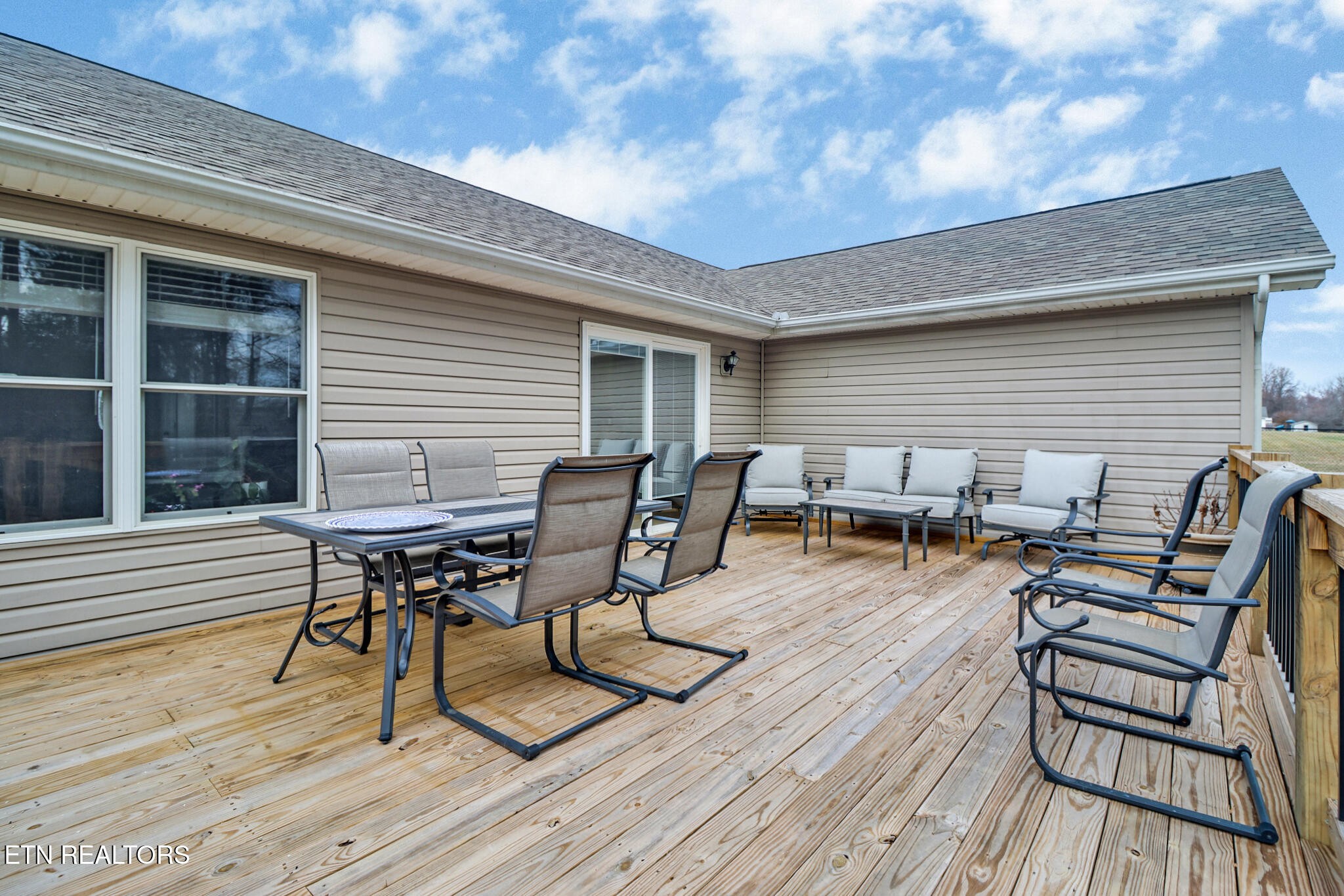 93 Tower Way Allardt, TN 38504 - Photo 39 of 40 a roof deck with a table and chairs