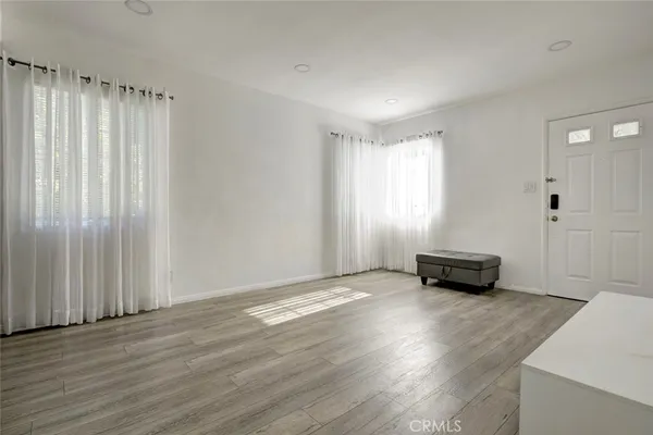 $2,000 | 5945 Willowcrest Avenue, North Hollywood, CA 91601