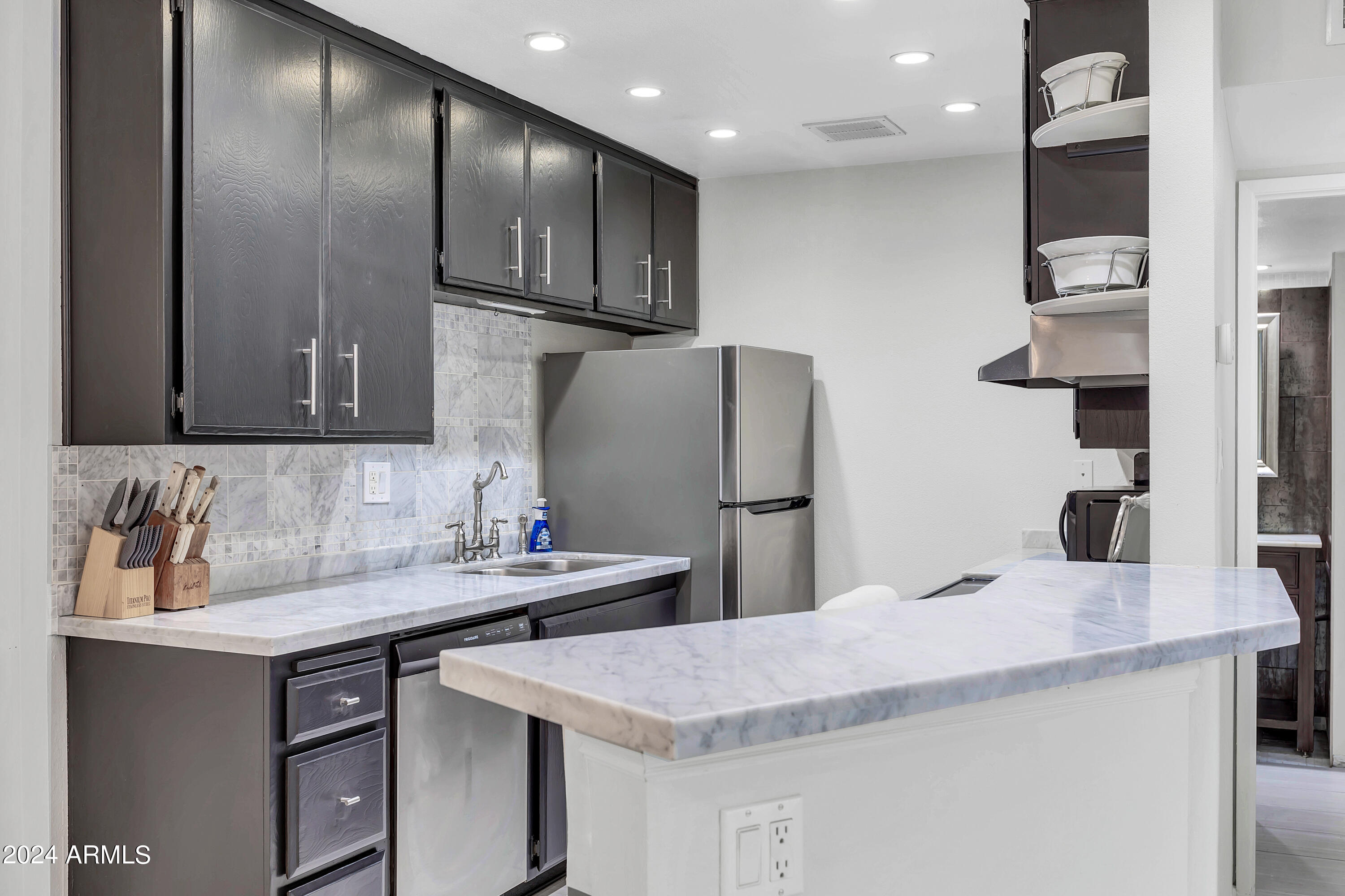 5525 East Thomas Road, Unit F10 Phoenix, AZ 85018 - Photo 3 of 35 5525 E Thomas Rd edits2-13