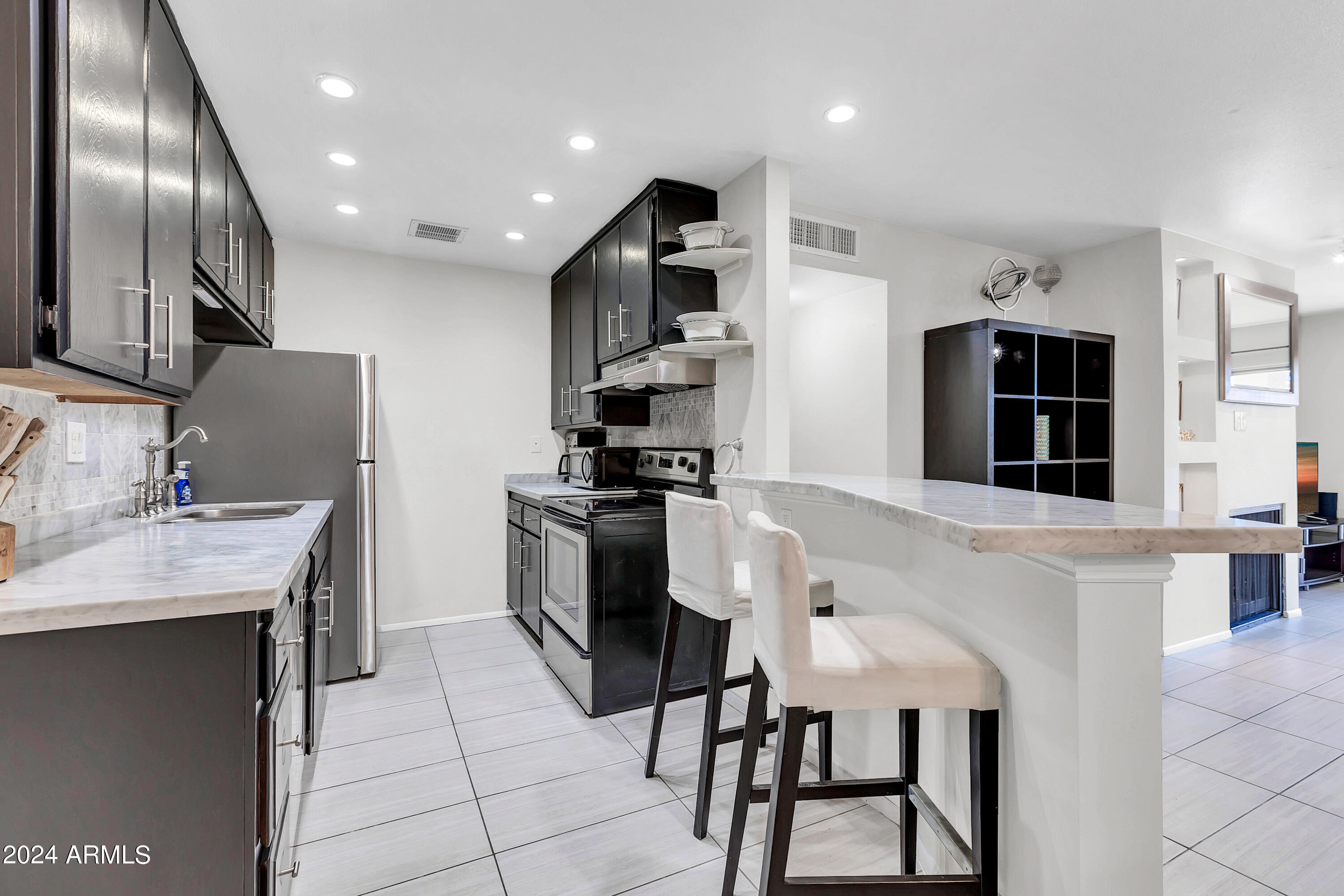 5525 East Thomas Road, Unit F10 Phoenix, AZ 85018 - Photo 4 of 35 5525 E Thomas Rd edits2-14