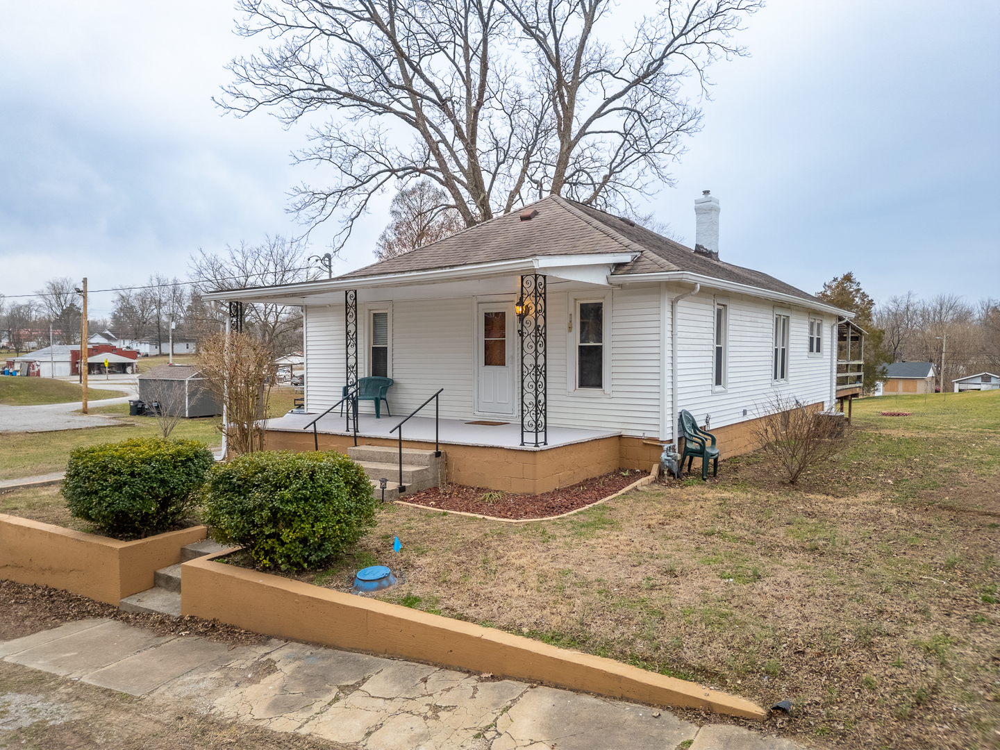 a view of a house with backyard and trees