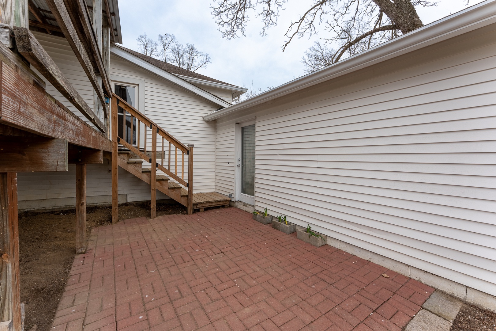 107 Seminary Street Creal Springs, IL 62922 - Photo 8 of 43 a view of a house with a balcony