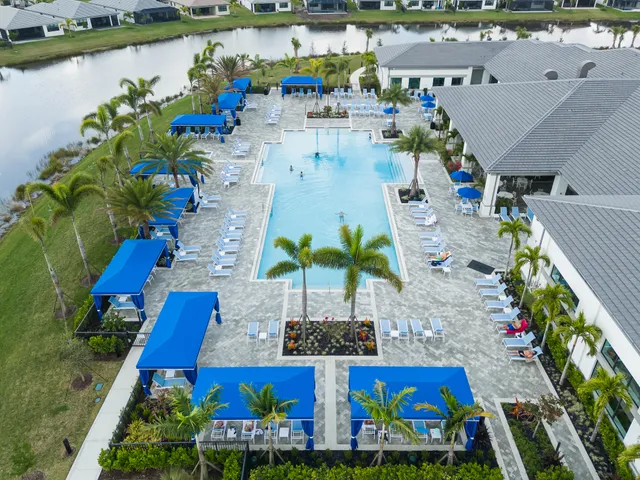 a view of a water fountain in front of a building
