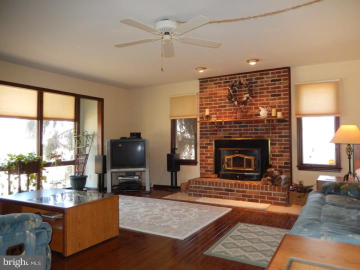 5240 Lake Road Newfield, NJ 08344 - Photo 2 of 24 Living Room
