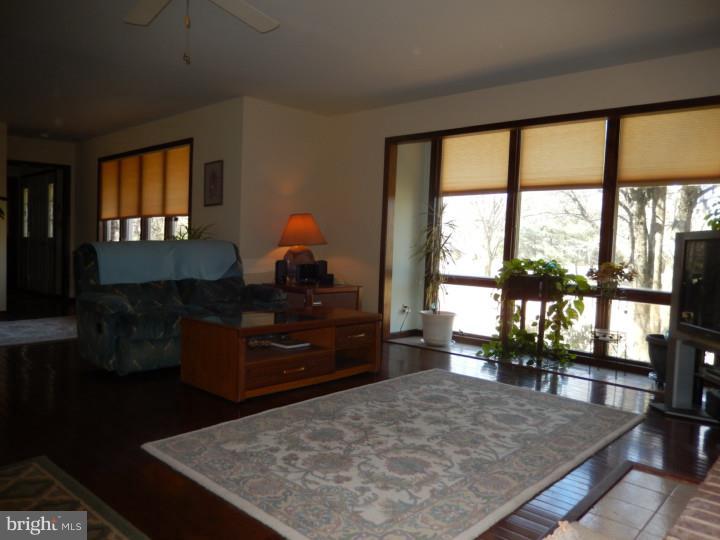 5240 Lake Road Newfield, NJ 08344 - Photo 4 of 24 Living Room