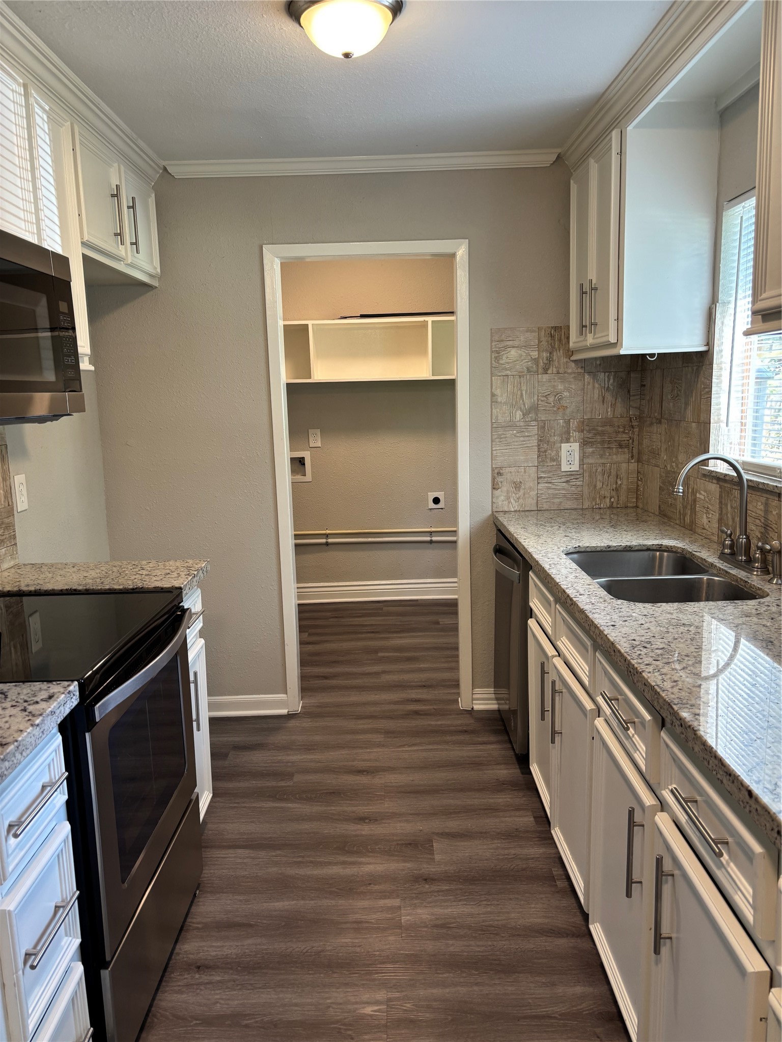 410 Shirlington Road Conroe, TX 77316 - Photo 7 of 13