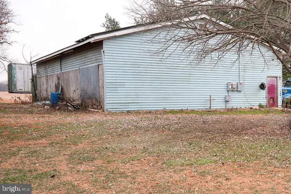 a view of a house with backyard and tree