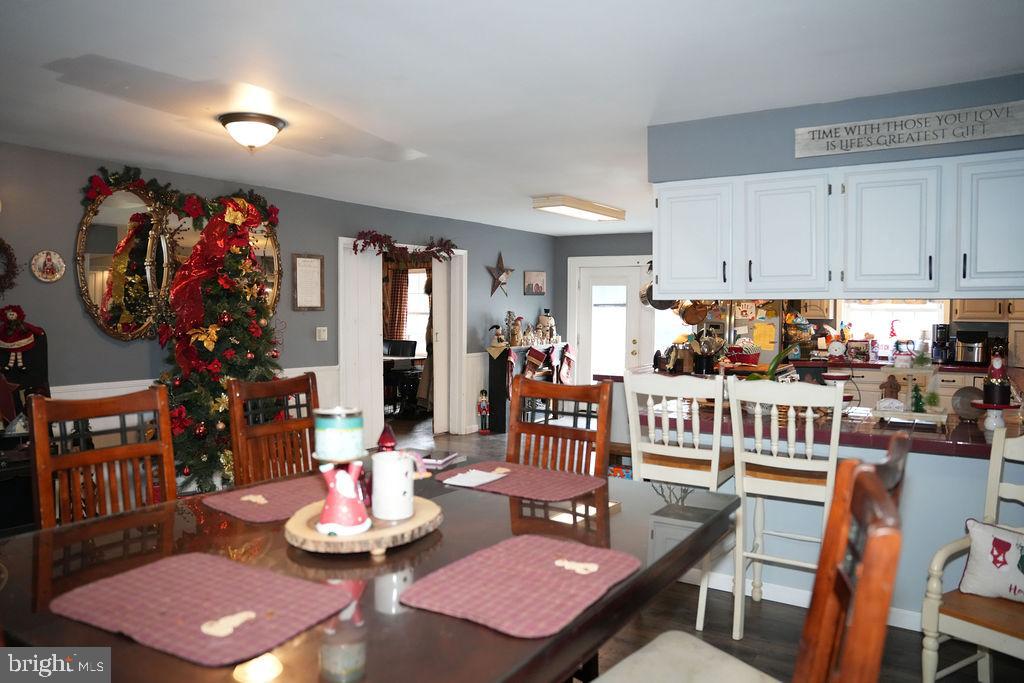 76 Northville Road Bridgeton, NJ 08302 - Photo 28 of 63 a living room with furniture and a dining table