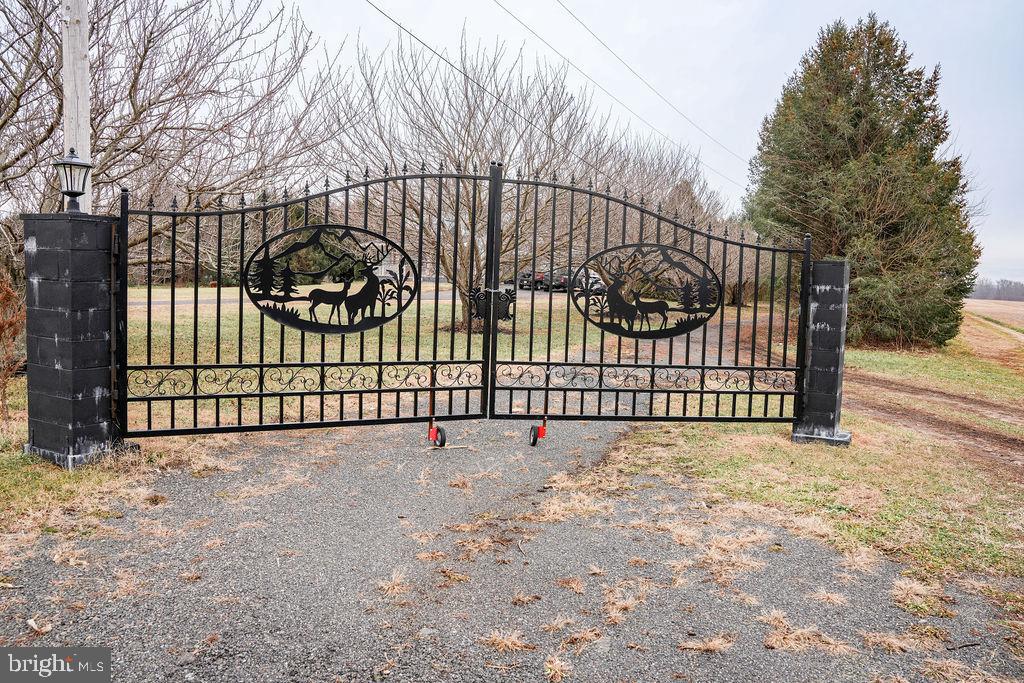 76 Northville Road Bridgeton, NJ 08302 - Photo 9 of 63 a view of a white wall under a large tree