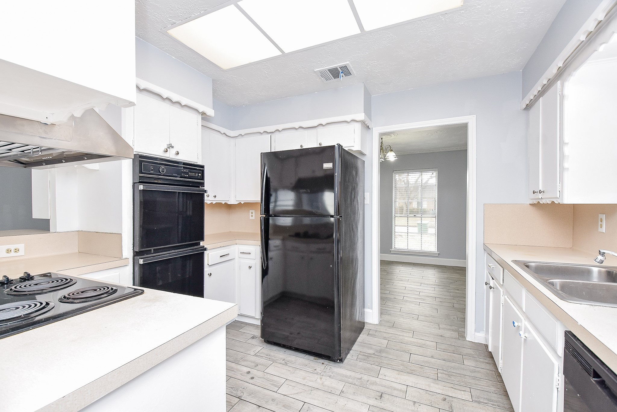 11623 Kirkhollow Drive Houston, TX 77089 - Photo 18 of 32 a kitchen with a refrigerator a sink and a stove