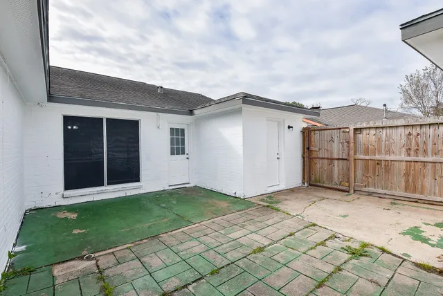 a view of a backyard