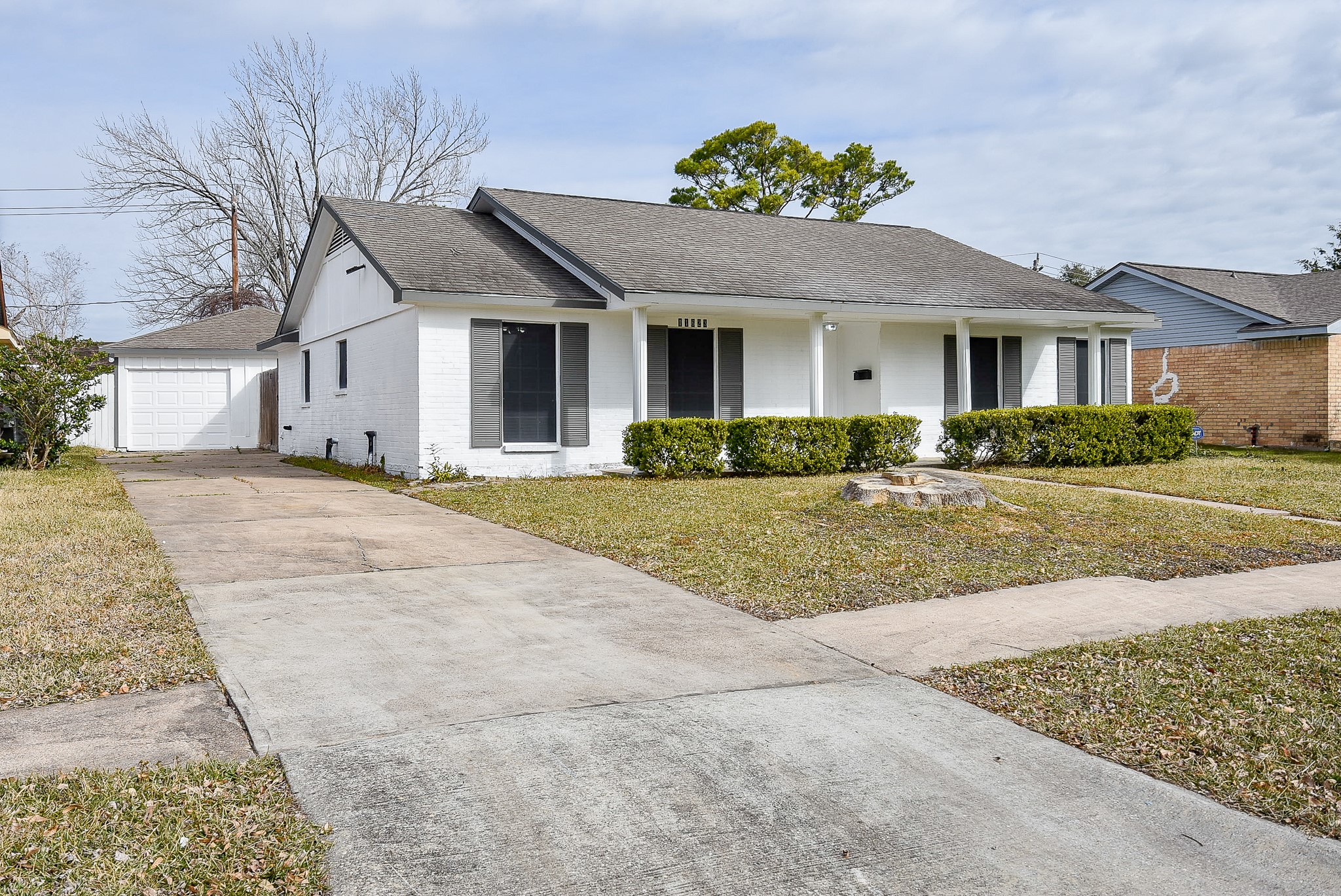 11623 Kirkhollow Drive Houston, TX 77089 - Photo 4 of 32 a front view of a house with a yard