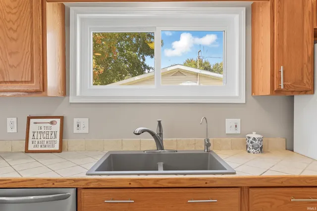 $359,000 | 7760 South 140 East, Wolcottville, IN 46795