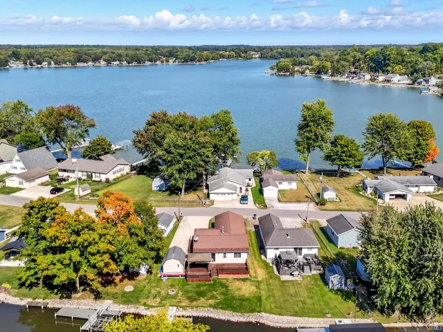 $359,000 | 7760 South 140 East, Wolcottville, IN 46795