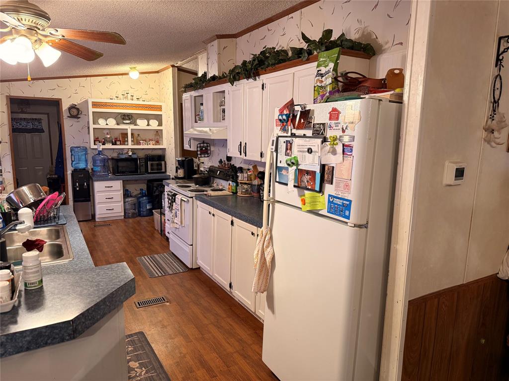 383 Randall Avenue Jefferson, TX 75657 - Photo 6 of 18