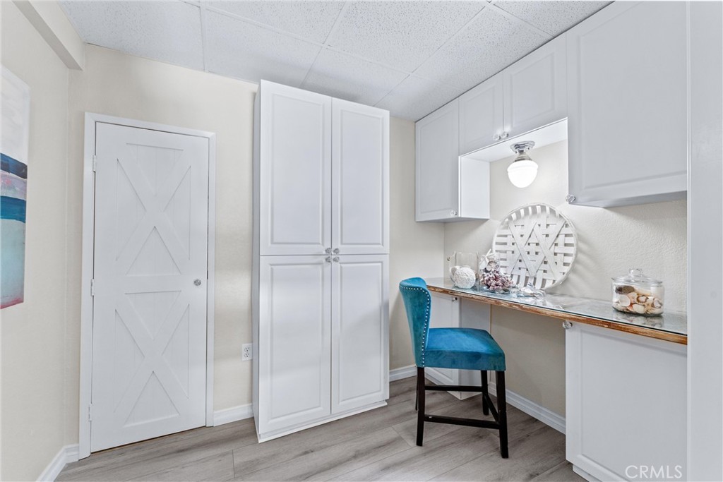 2529 Shadow Santa Ana, CA 92705 - Photo 20 of 45 a room that has a couch and a chair in it