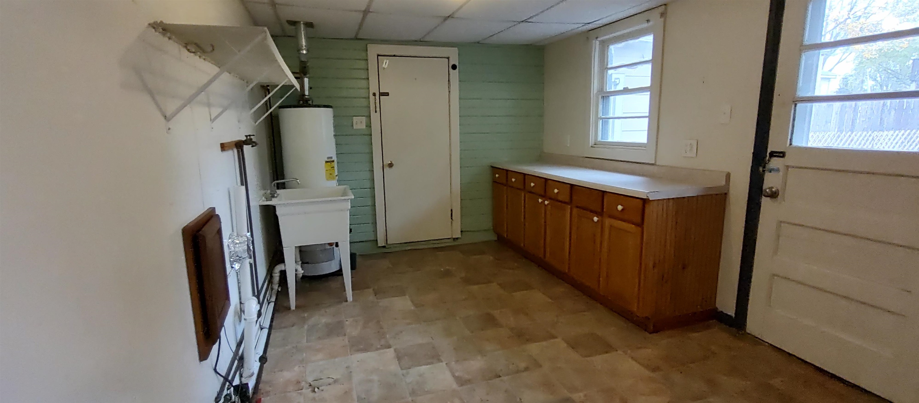 1027 Garfield Avenue Belvidere, IL 61008 - Photo 19 of 21 a view of walk in closet with window and bathroom