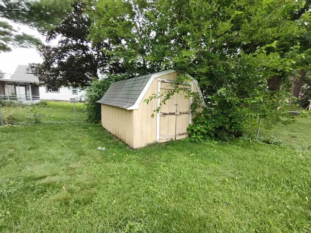 a view of a house with a backyard