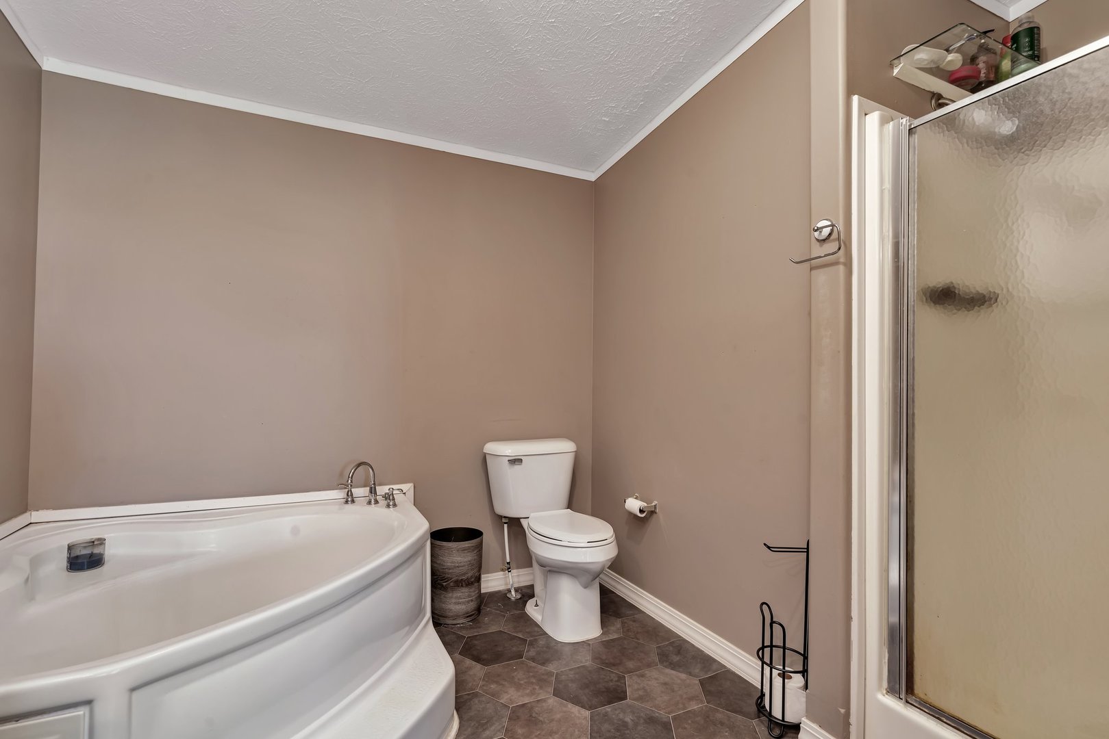 2389 East 29th Road Seneca, IL 61360 - Photo 24 of 46 a bathroom with a toilet and a bathtub