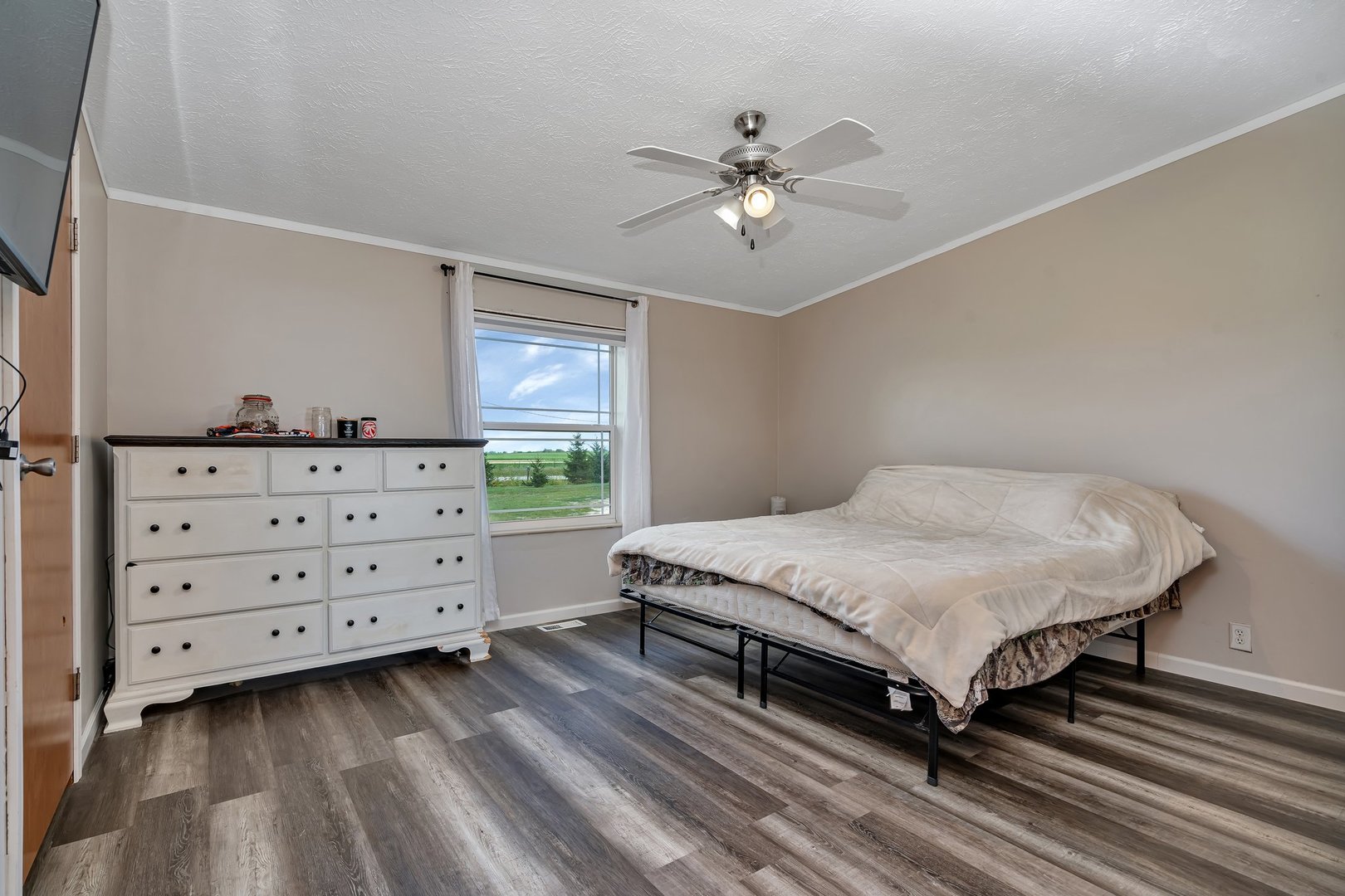 2389 East 29th Road Seneca, IL 61360 - Photo 9 of 46 a bedroom with a bed and a dresser