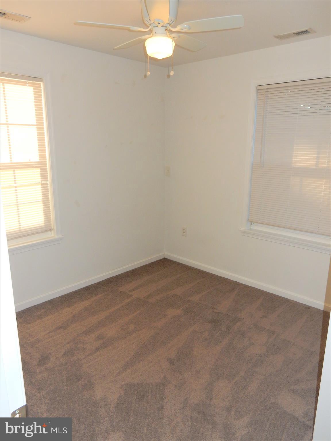 306 Oakwood Road Edgewater, MD 21037 - Photo 13 of 36 an empty room with a window