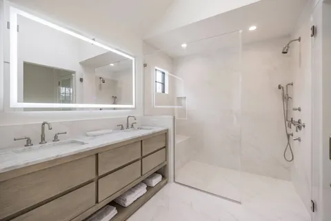 $5,495,000 | 33 Harbor View Drive, East Hampton, NY 11937