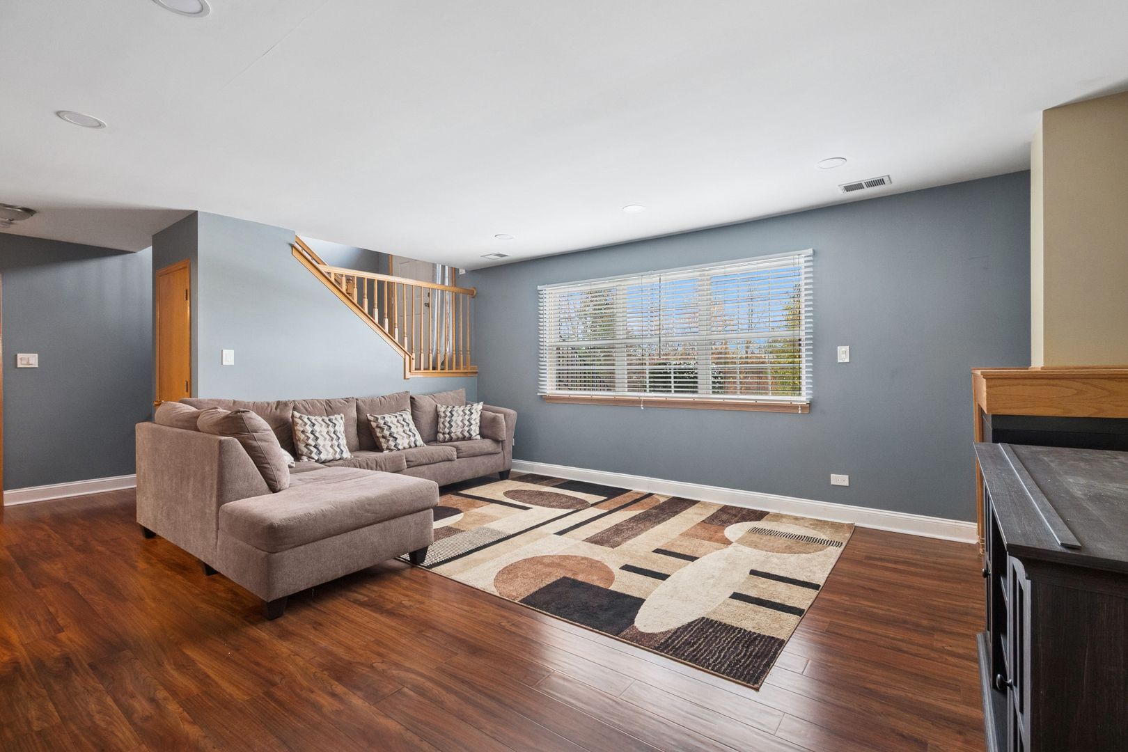 5356 Dixie Drive, Unit 5356 Alsip, IL 60803 - Photo 16 of 20 a living room with furniture and a window
