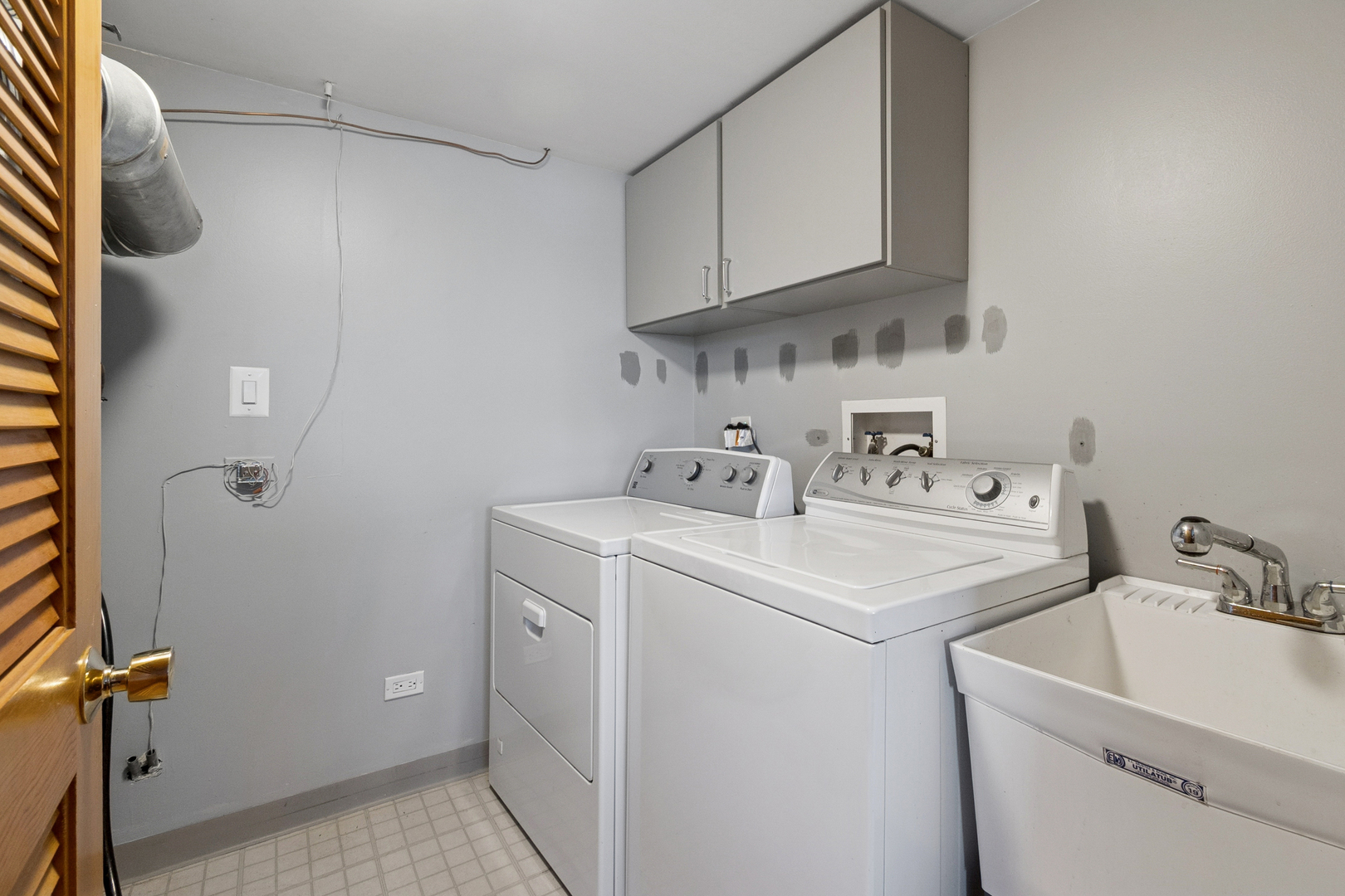 5356 Dixie Drive, Unit 5356 Alsip, IL 60803 - Photo 19 of 20 a utility room with dryer and washer