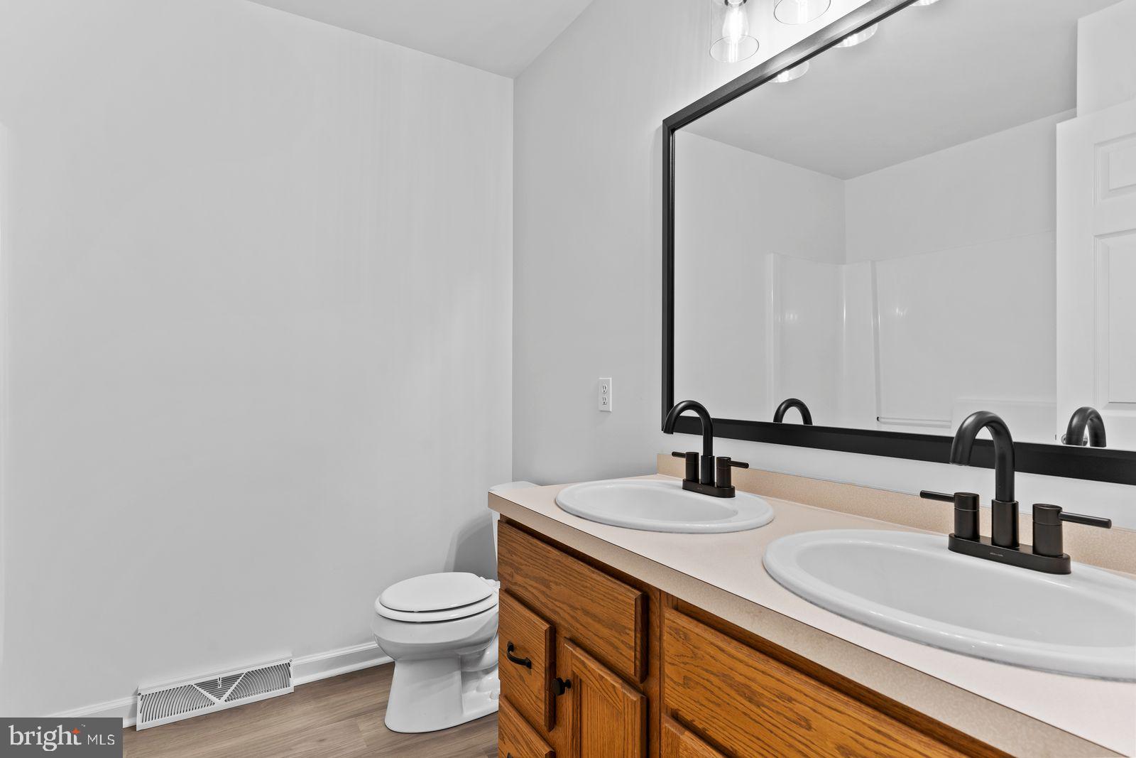 119 Chester Road Enola, PA 17025 - Photo 19 of 39 Full Bathroom