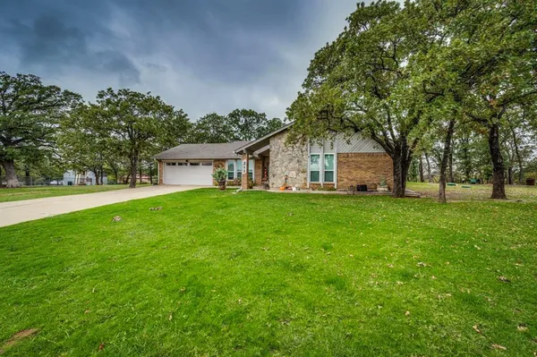 a view of a house with backyard