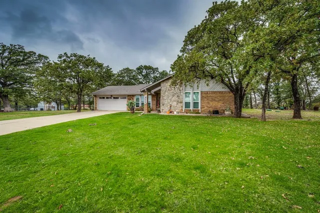 a view of a house with backyard
