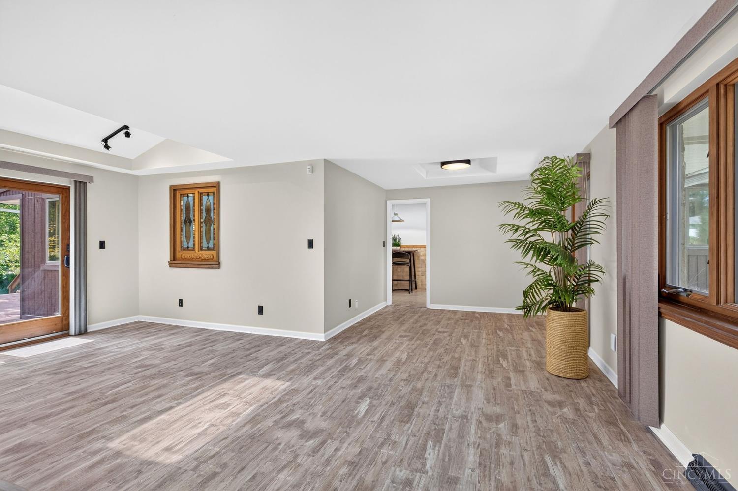 7877 State Road Cincinnati, OH 45255 - Photo 9 of 53 Living Room