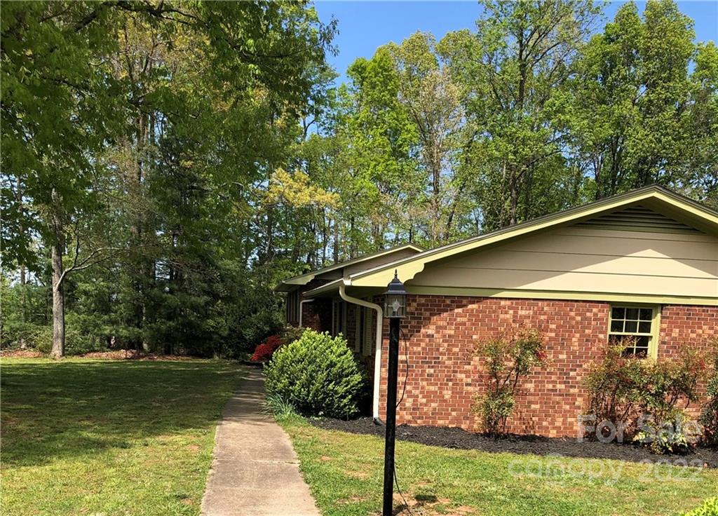 142 Koontz Road Mocksville, NC 27028 - Photo 32 of 47 a front view of house with garden
