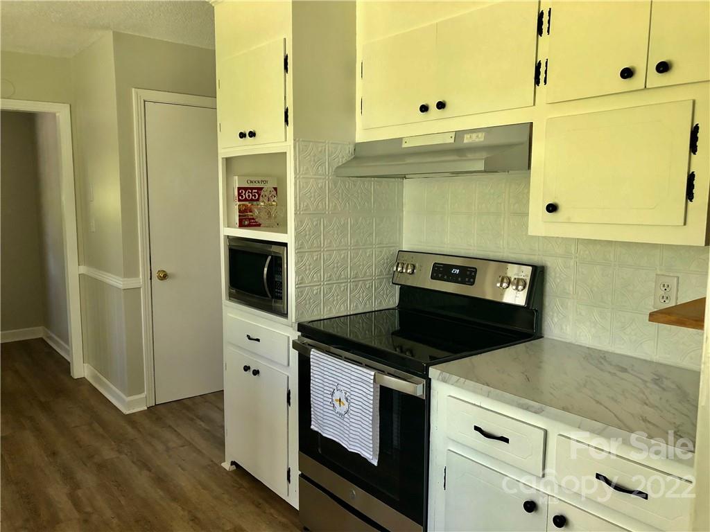 142 Koontz Road Mocksville, NC 27028 - Photo 5 of 47 a kitchen with a stove and a microwave
