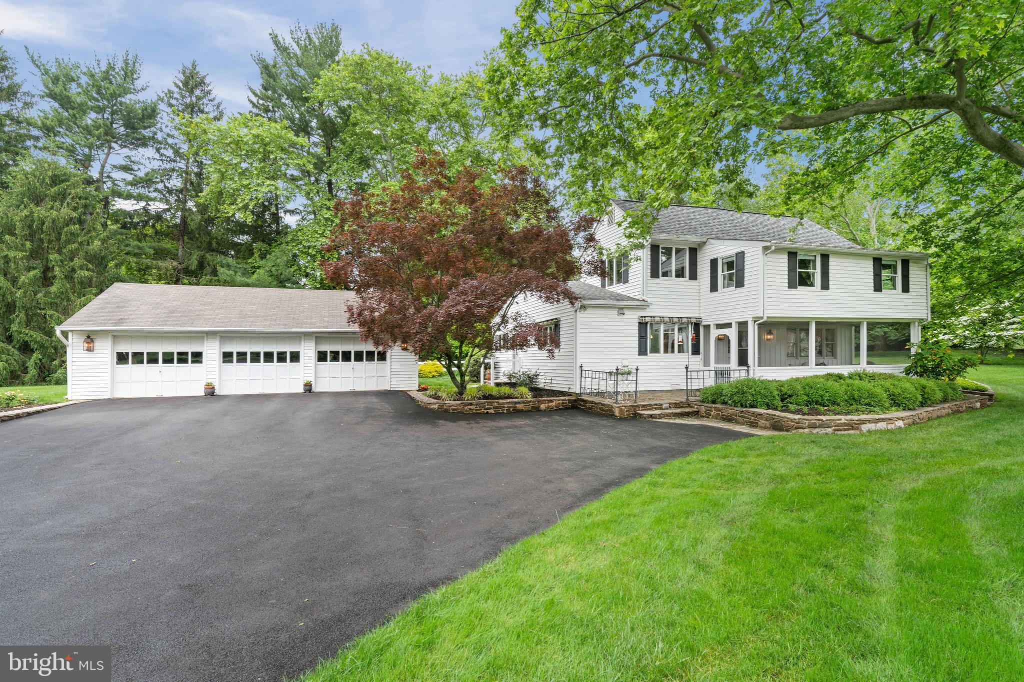a view of house with a yard