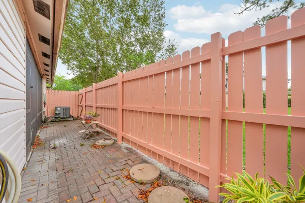 $300,000 | 126 Sherwood Circle, Unit 12D, Jupiter, FL 33458